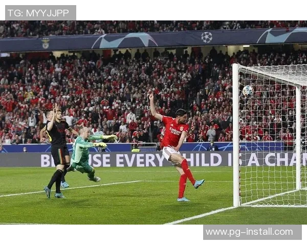 英超焦点战巴黎圣日耳曼与曼联互交白卷乌龙球引发争议判罚全场沸腾