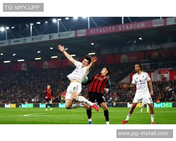 国王杯激战曼联与拜仁平局争议判罚引发全场热议与不满